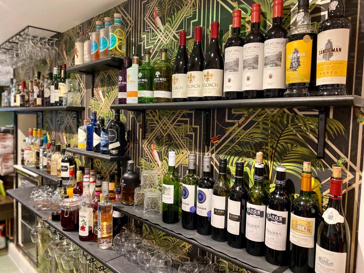 The Lion At West Pennard酒店 外观 照片 A selection of wine and spirits at the bar