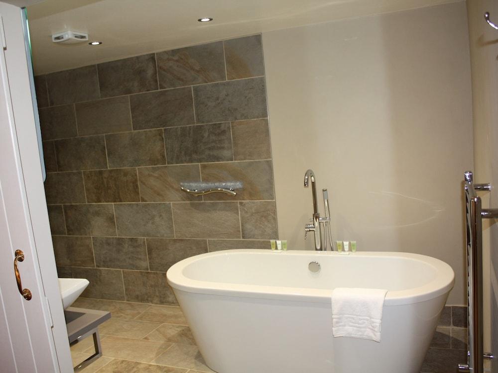 The Lion At West Pennard酒店 外观 照片 A freestanding bathtub