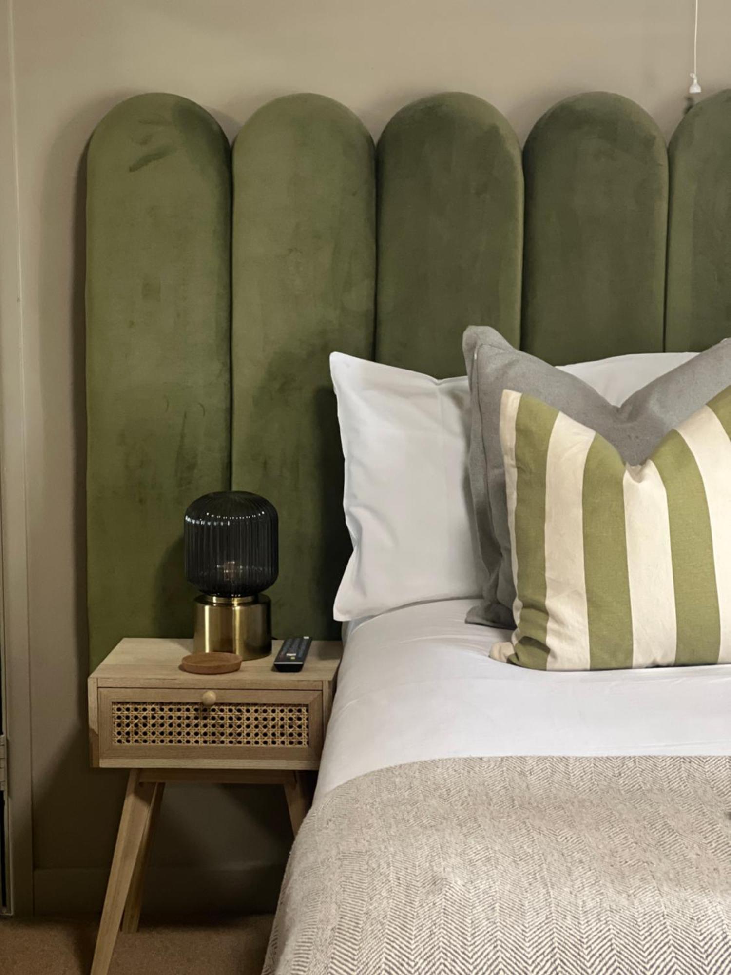 The Lion At West Pennard酒店 外观 照片 A bed with a green velvet headboard