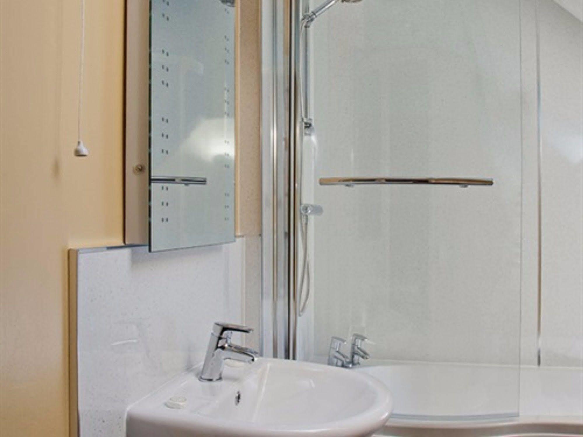 The Lion At West Pennard酒店 外观 照片 A shower bath